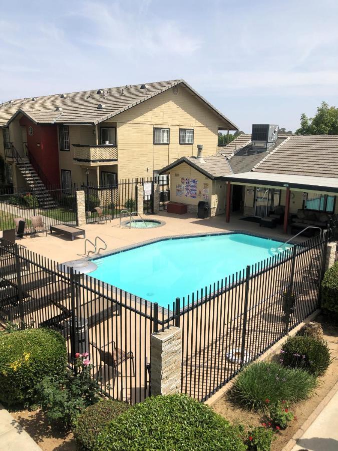 Whispering Meadows Apartments Bakersfield Exterior photo