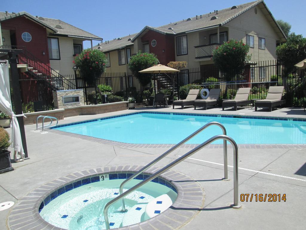 Whispering Meadows Apartments Bakersfield Exterior photo