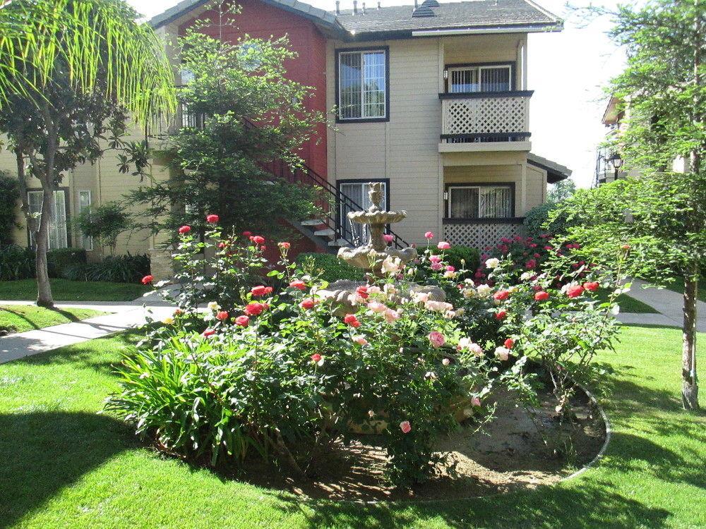 Whispering Meadows Apartments Bakersfield Exterior photo