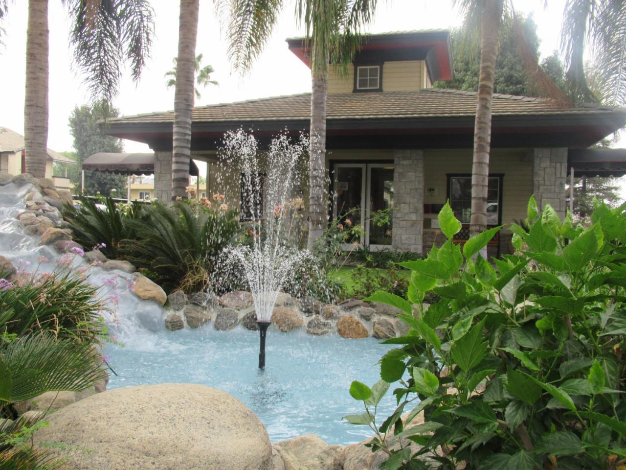Whispering Meadows Apartments Bakersfield Exterior photo